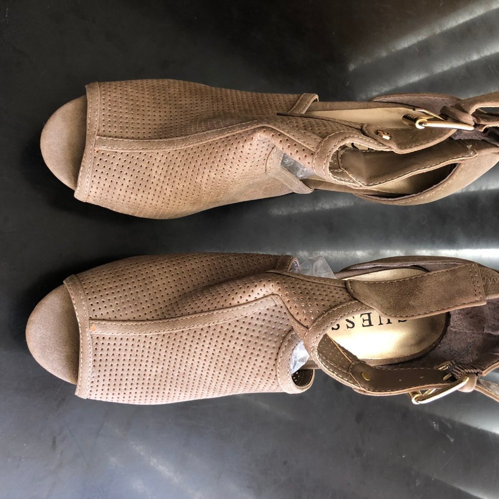 ##437, Size 7, NWT Guess Shoes